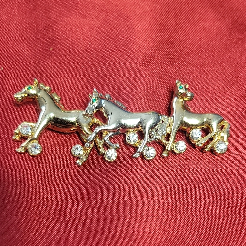 Stock Tie / Brooch With 3 Green Eyed Running Horses
